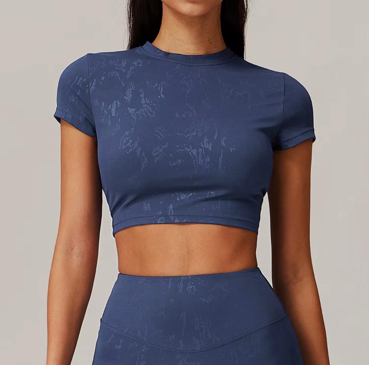 Top corto deportivo con estampado texturizado
